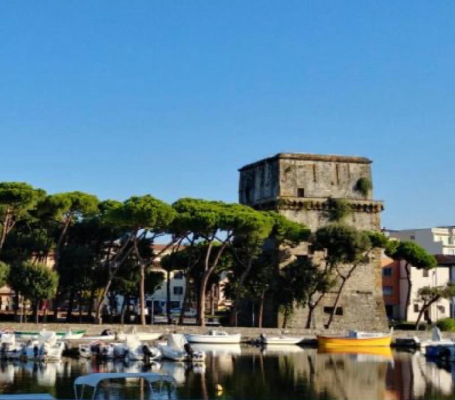La Brezza Viareggina A 500 Mt Dal Mare, Dal Carnevale E Dagli Stabilimenti Balneari Apartman Viareggio Kültér fotó